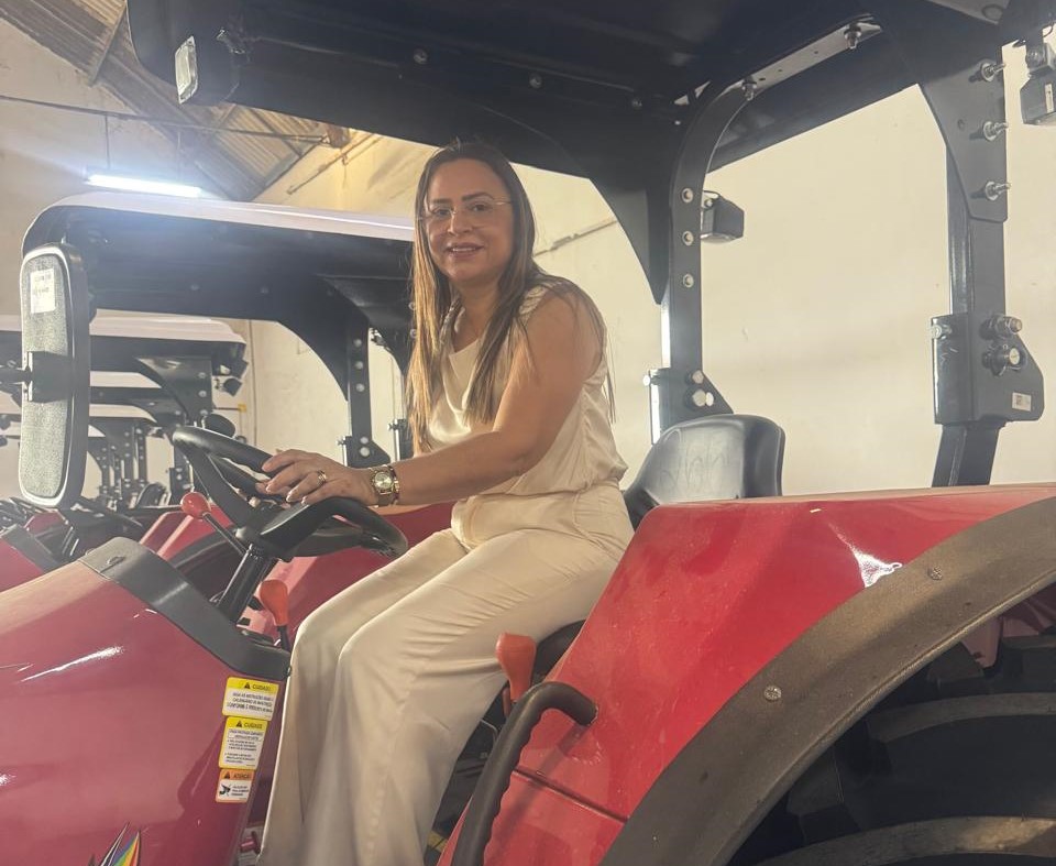 Prefeita Adeilza Soares recebe novo trator para reforçar serviços da Prefeitura de São Domingos